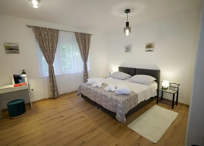 Ana Apartment Split